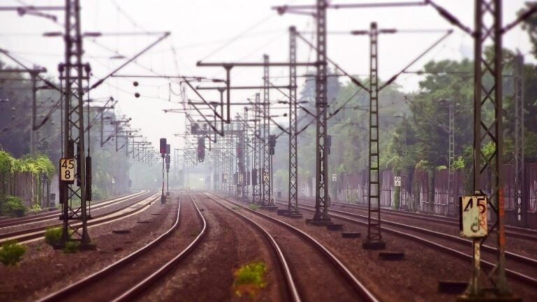 railway-tracks-3455169_1920-1-e1617345984533