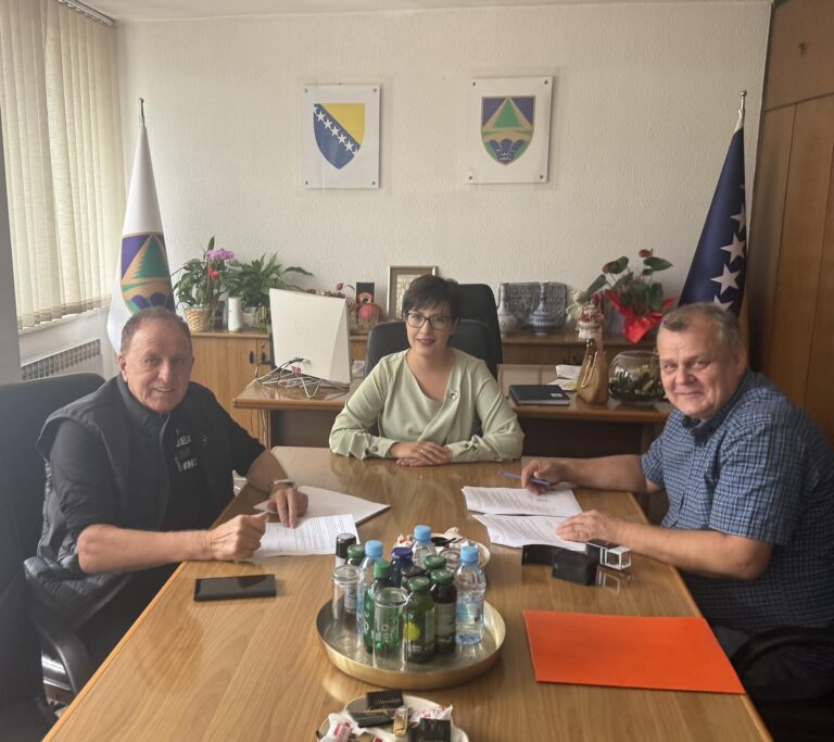 porobic_potpisivanje ugovora