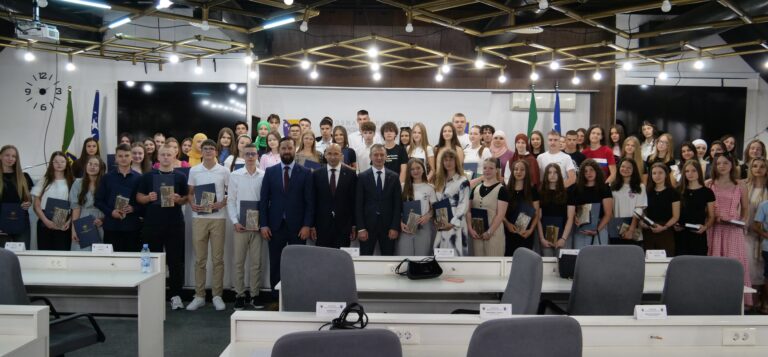 Premijer Pivić uručio nagrade od 500 KM učenicima generacije osnovnih i srednjih škola u ZDK: Ovi mladi su dokaz da BiH ima svijetlu budućnost