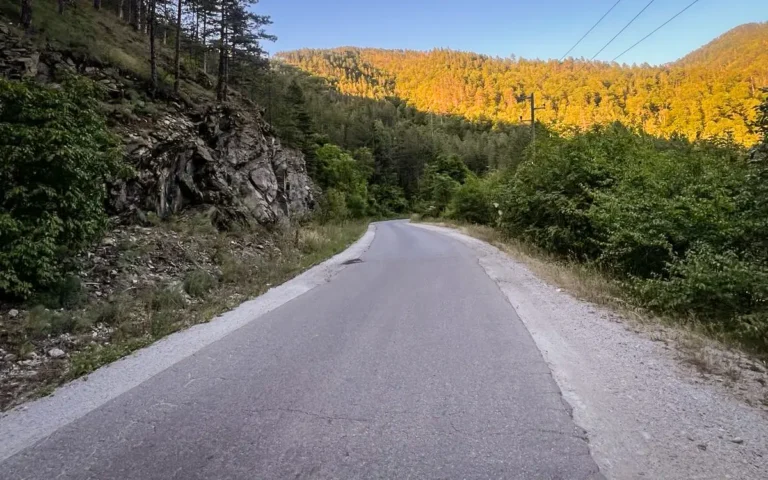 cesta_kamenica