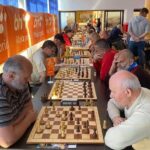 Rifat-Delic-4.-Međunarodni-Memorijalni-Šahovski-Turnir-učesnici-turnira-za-šahovskom-pločom