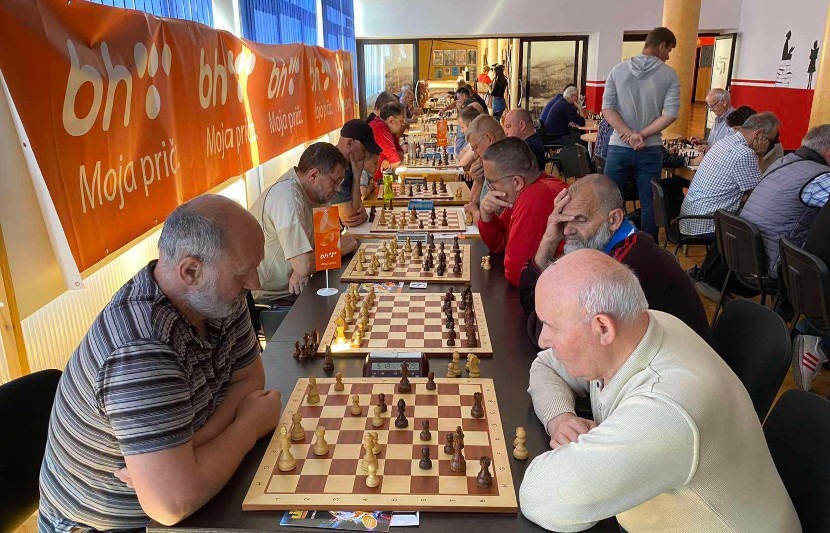 Rifat-Delic-4.-Međunarodni-Memorijalni-Šahovski-Turnir-učesnici-turnira-za-šahovskom-pločom