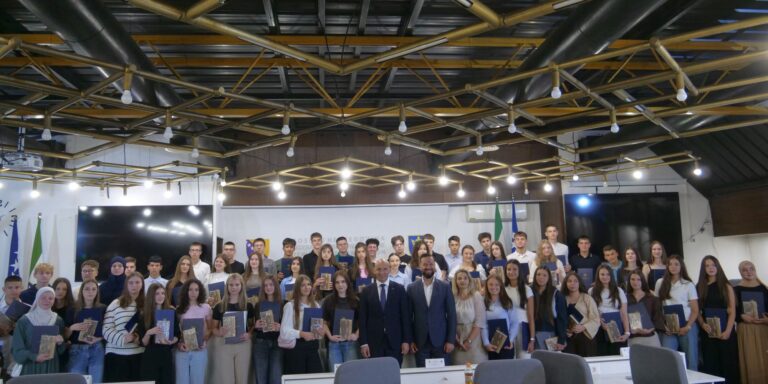 Ucenici_generacije_osnovne_skole_65_original