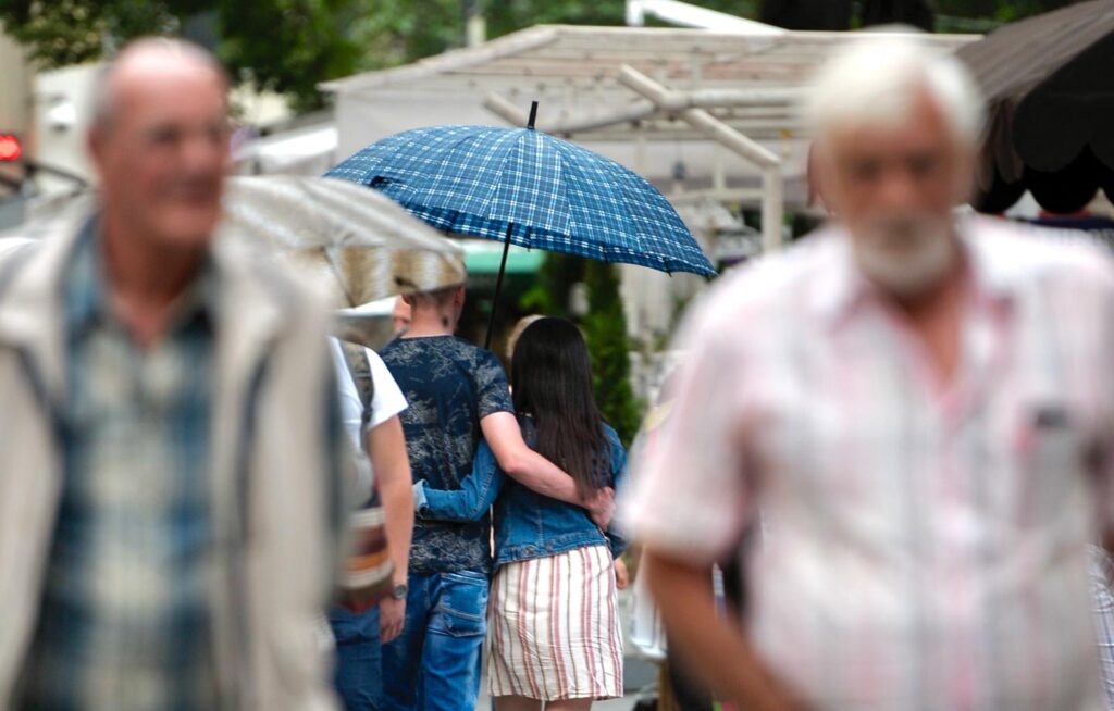 Pripremite kišobrane: Danas umjereno oblačno, tokom dana pljuskovi i grmljavina